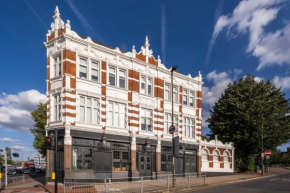 Modern City Living Studios at Antigallican in London